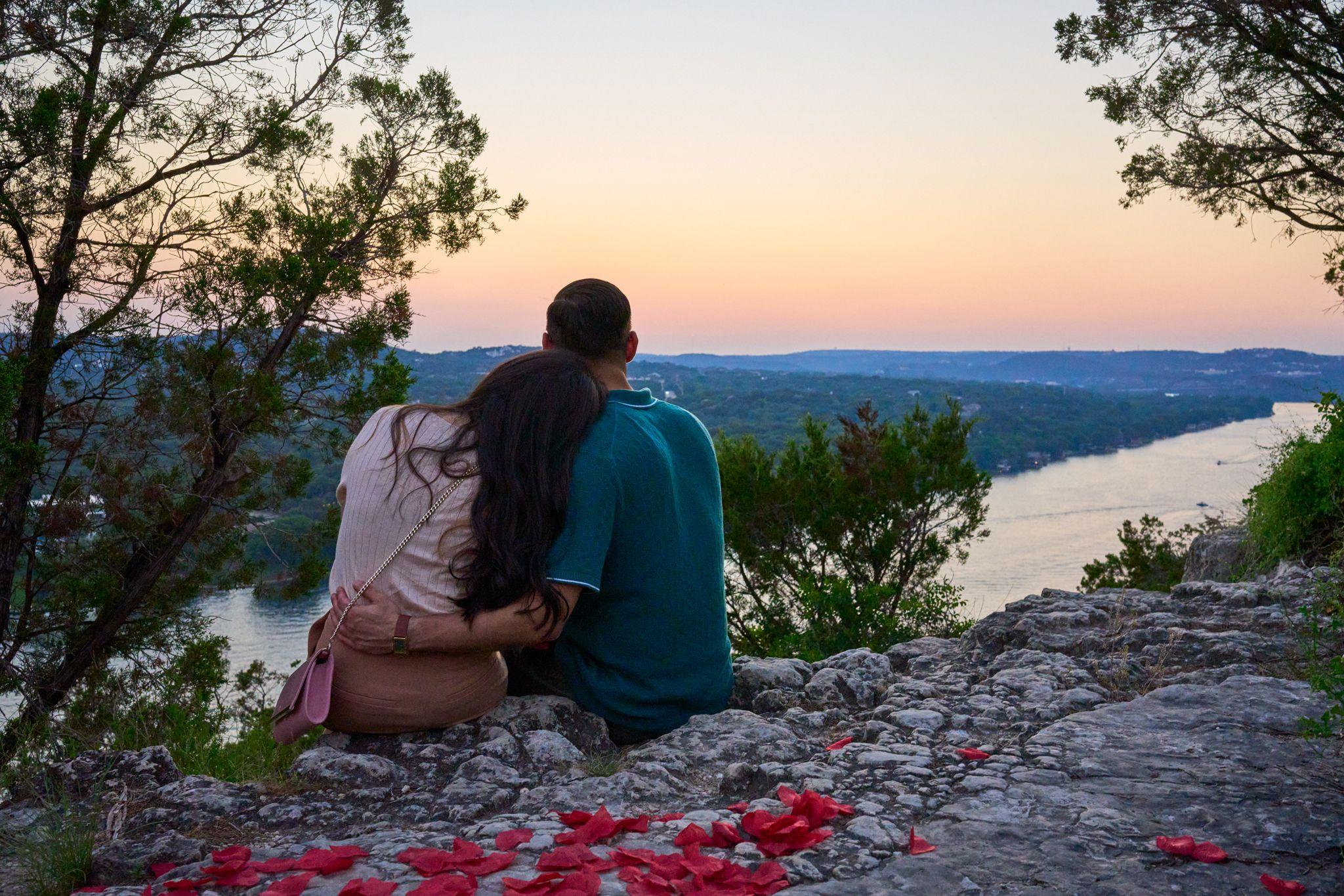 Couple sitting on the Mount Bonnell overlook at sunset — Mount Bonnell portraits, Austin Couple sitting on the Mount Bonnell overlook at sunset