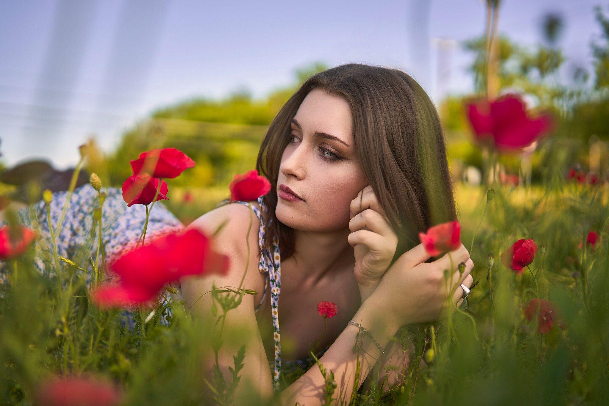 Woman in a floral dress lying among red poppies, one hand in her hair — Photo retouching, Austin A woman in a floral dress lying among red poppies, one hand in her hair.