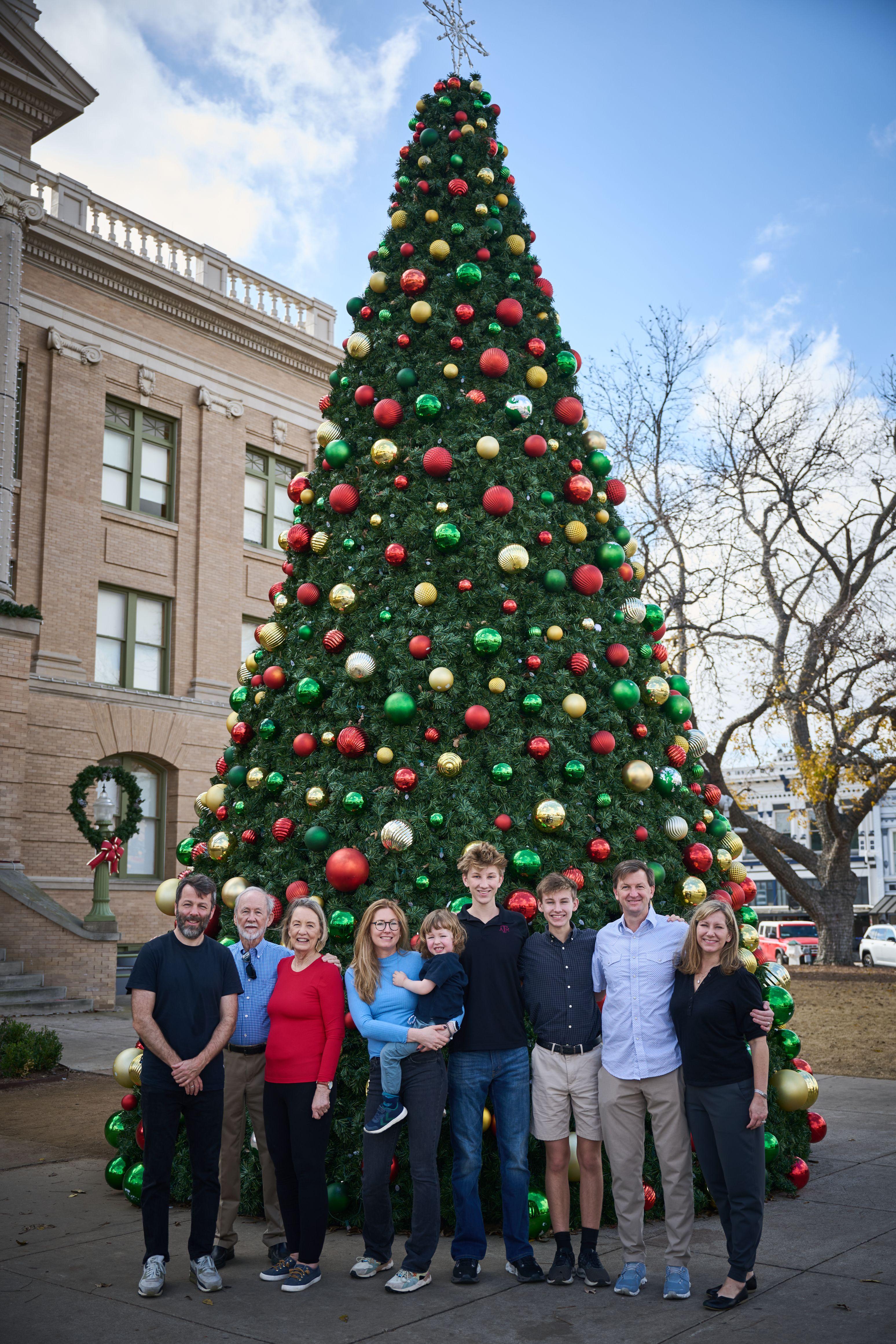 Large family lined up in front of the giant Christmas tree on the Georgetown courthouse square — Georgetown Downtown photography, Austin A large family lined up in front of the giant Christmas tree on the Georgetown courthouse square, the courthouse behind them