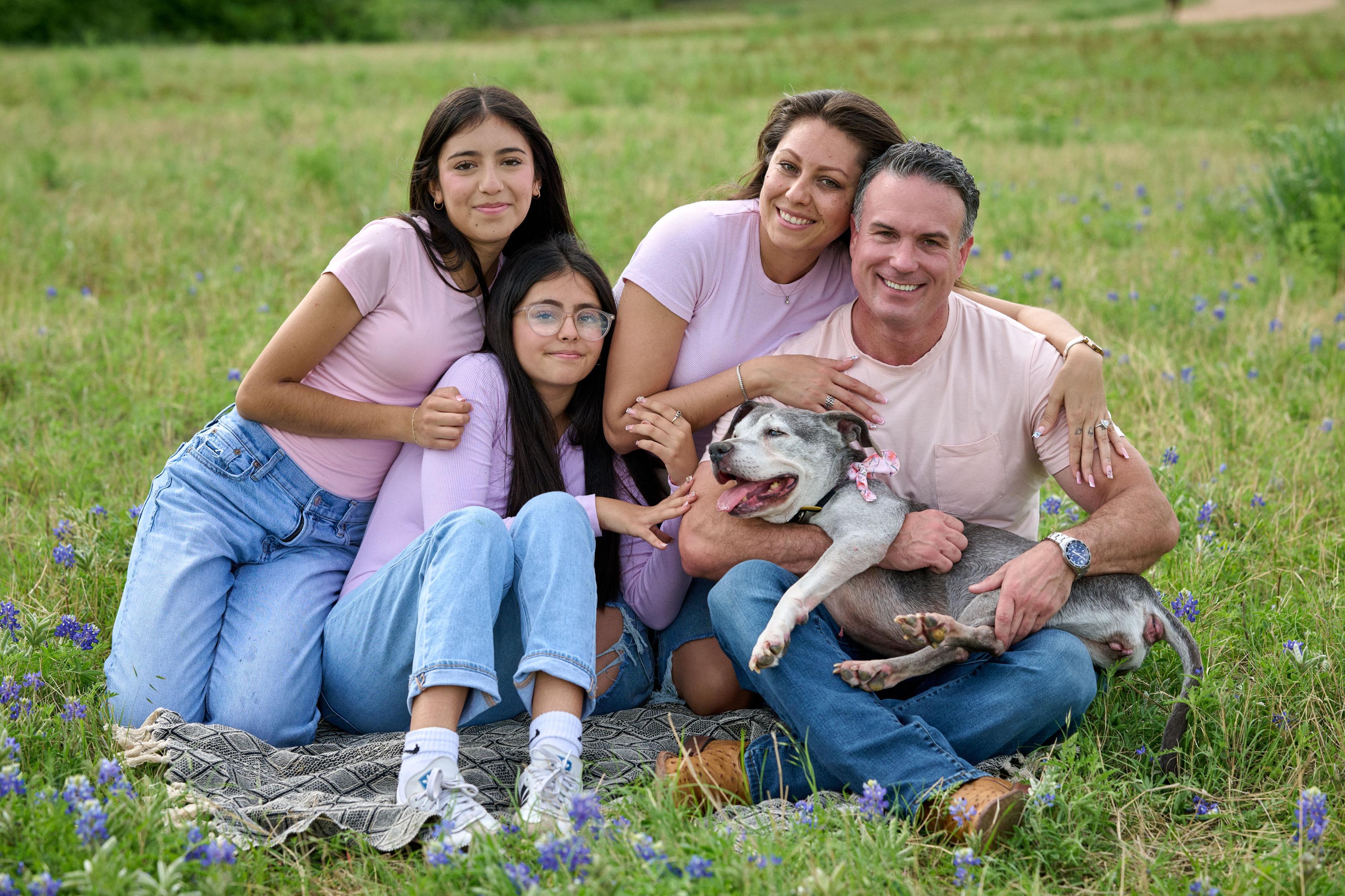 Family in pink sitting together in the grass at Brushy Creek Lake Park with their old gray dog — Brushy Creek Lake Park photography, Austin A family in pink sitting together in the grass at Brushy Creek Lake Park with their old gray dog