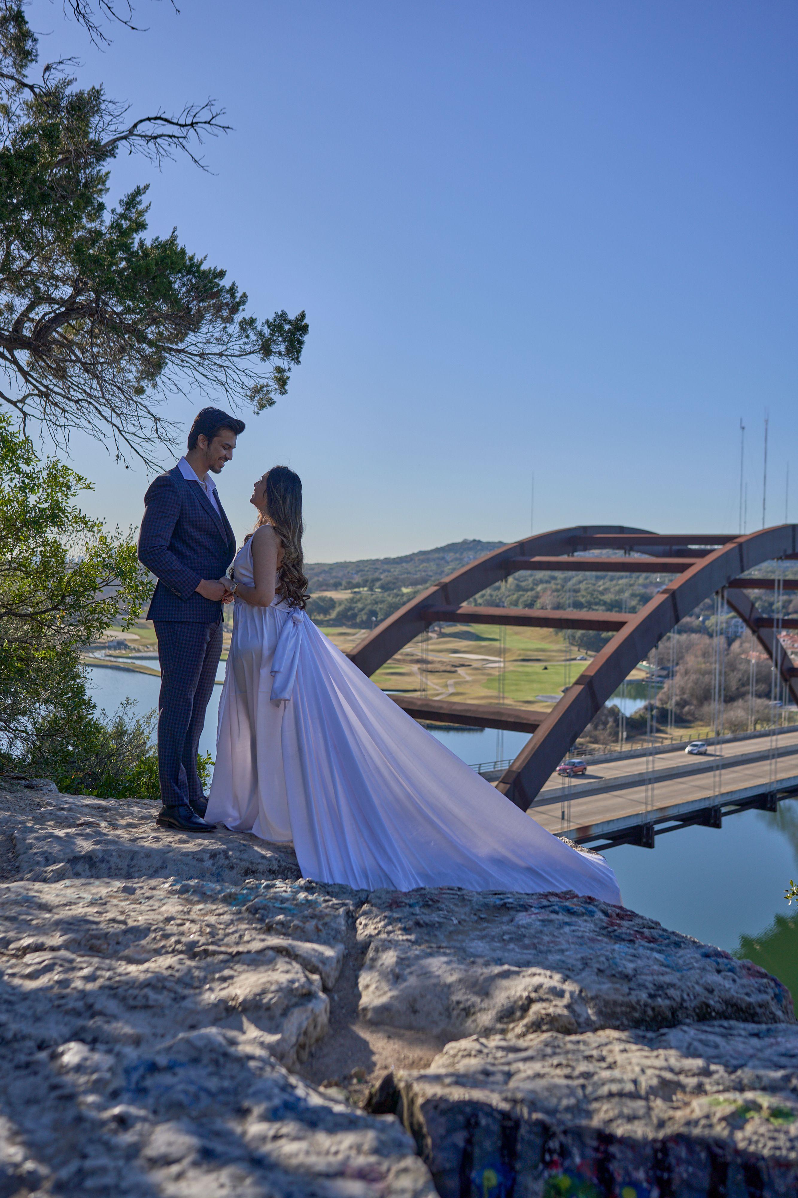 Couple standing together on the Pennybacker overlook, the steel arch and Lake Austin — Pennybacker Bridge photography, Austin A couple standing together on the Pennybacker overlook, the steel arch and Lake Austin behind them