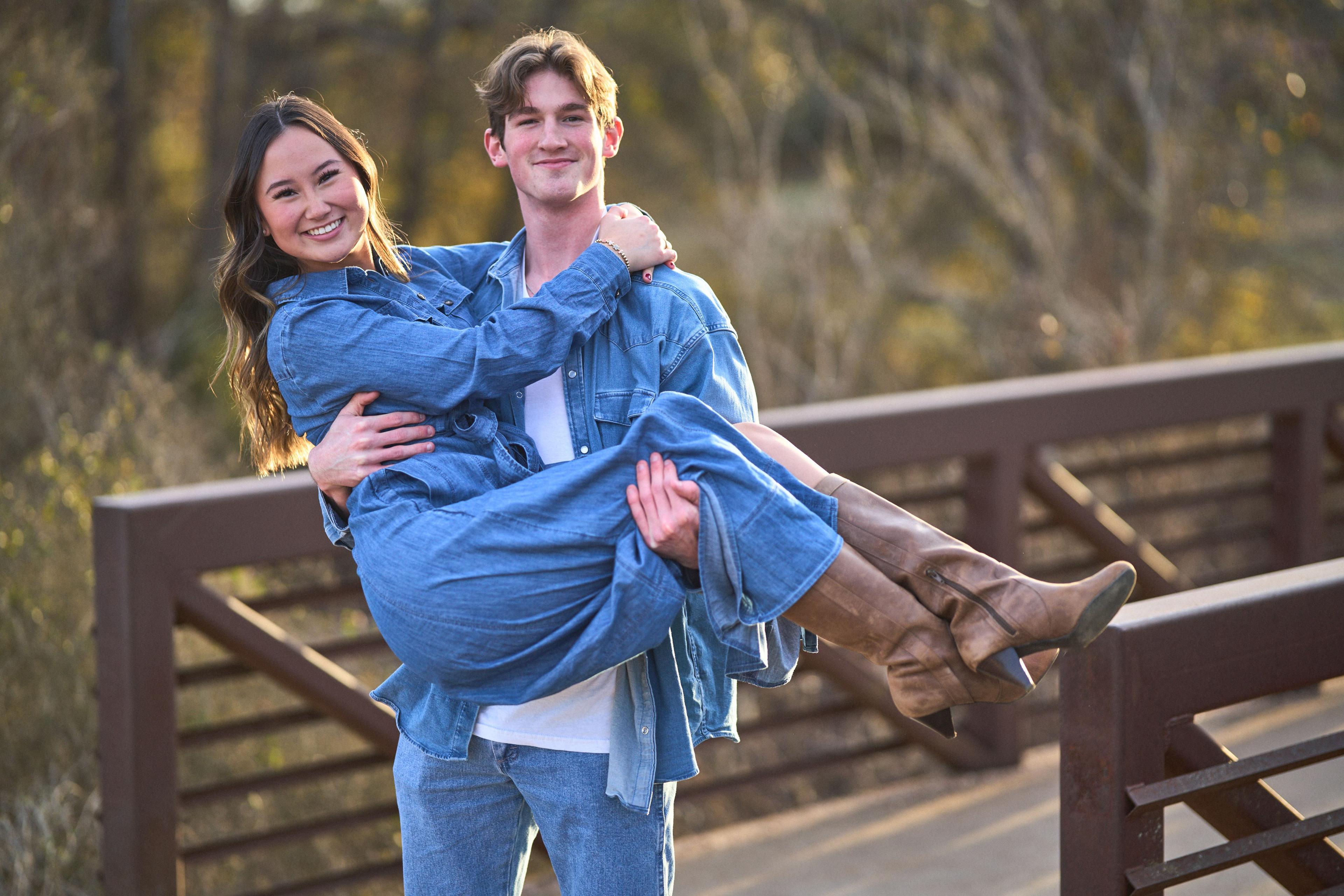 Man carrying a woman in his arms along the bridge at Brushy Creek Lake Park — Brushy Creek Lake Park photography, Austin A man carrying a woman in his arms along the bridge at Brushy Creek Lake Park
