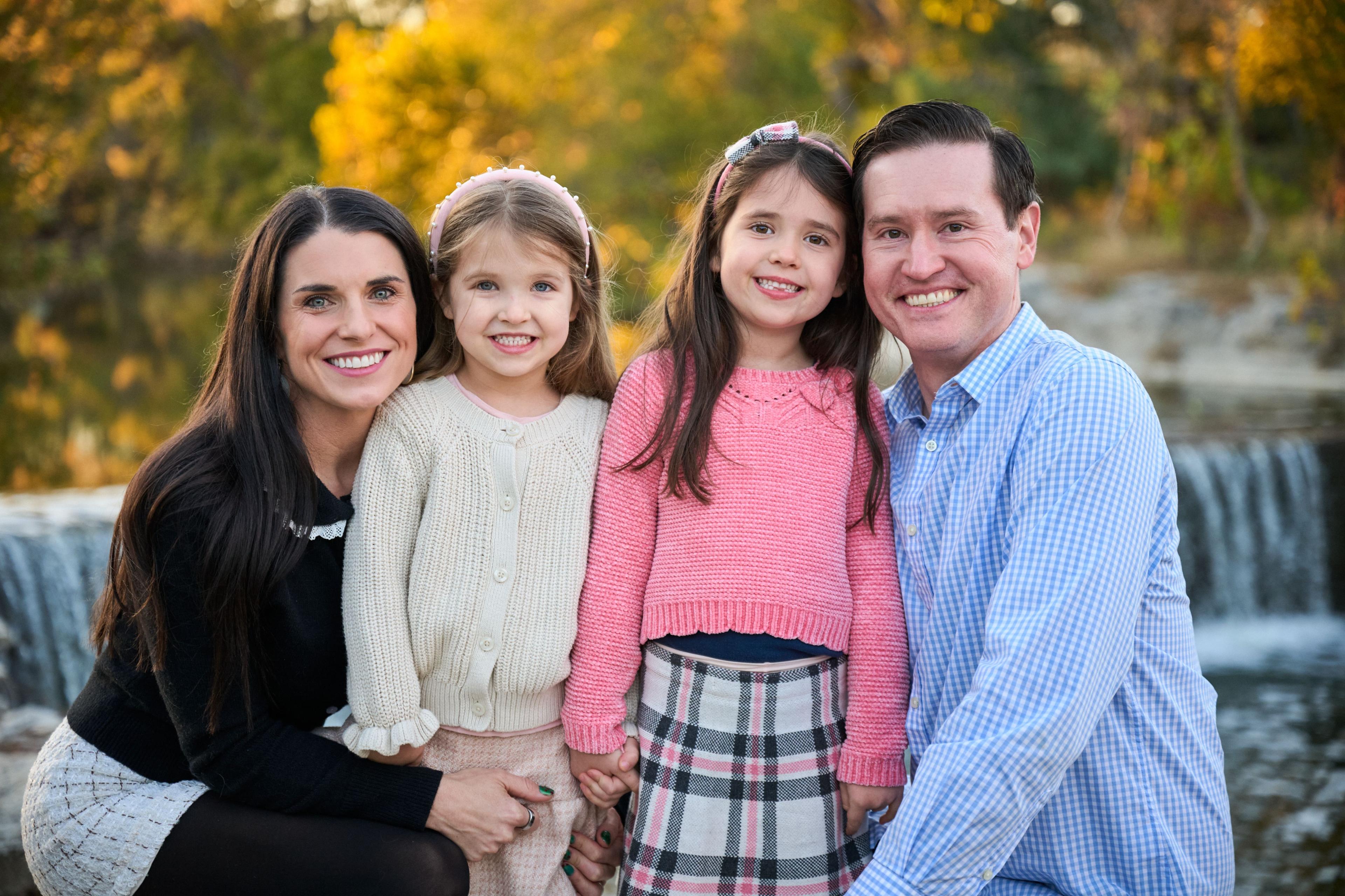 Parents and two daughters in knitwear and tartan under golden autumn trees — Round Rock Chisholm Trail Crossing photography, Austin Parents and two daughters in knitwear and tartan under golden autumn trees.