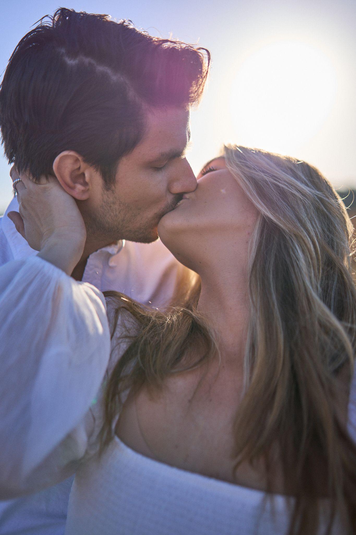 Couple kissing in low backlight among the winter grasses at Commons Ford Ranch — Commons Ford Ranch photography, Austin A couple kissing in low backlight among the winter grasses at Commons Ford Ranch