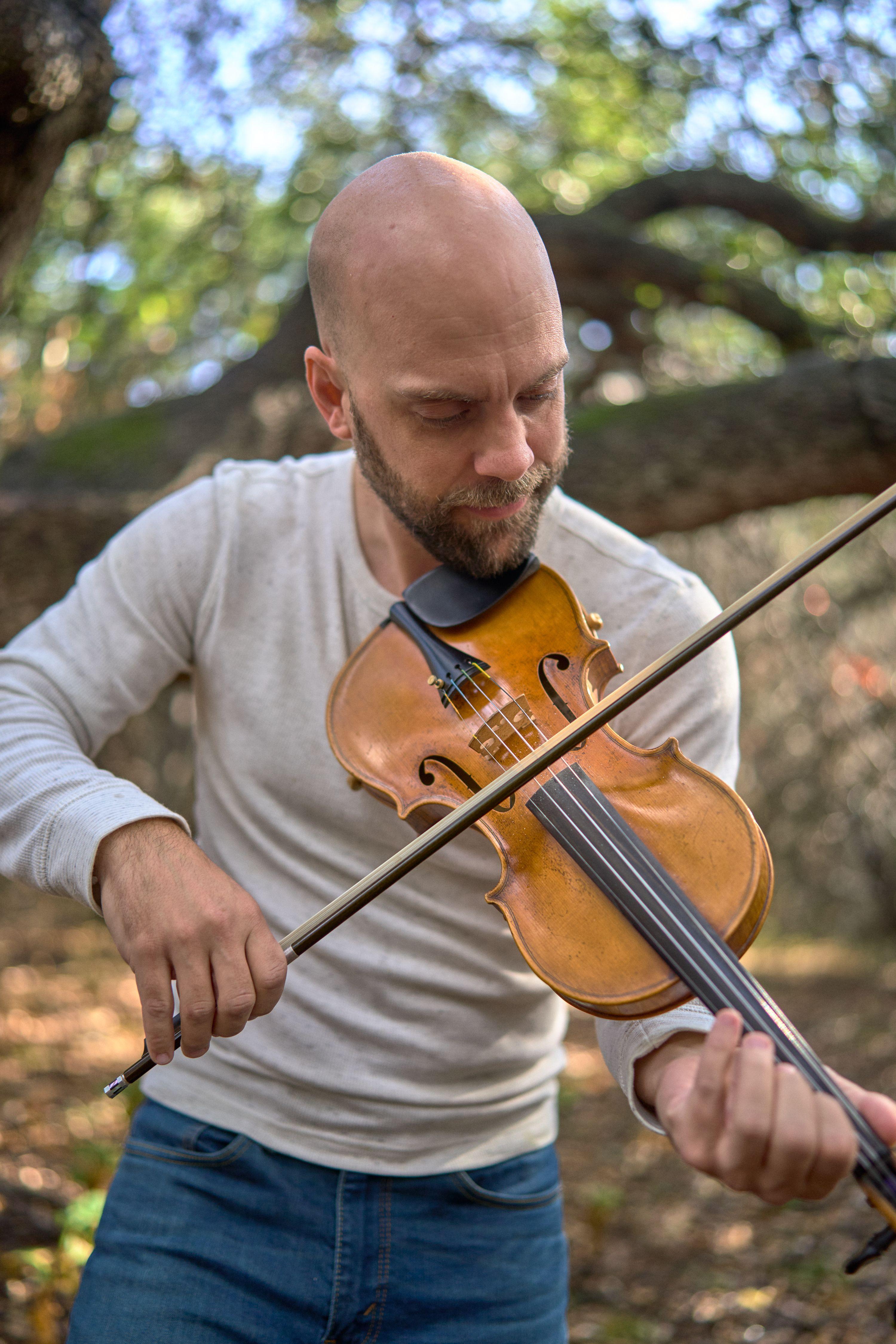 Violinist playing outdoors beneath a live oak — Live music photography, Austin A violinist playing outdoors beneath a live oak.