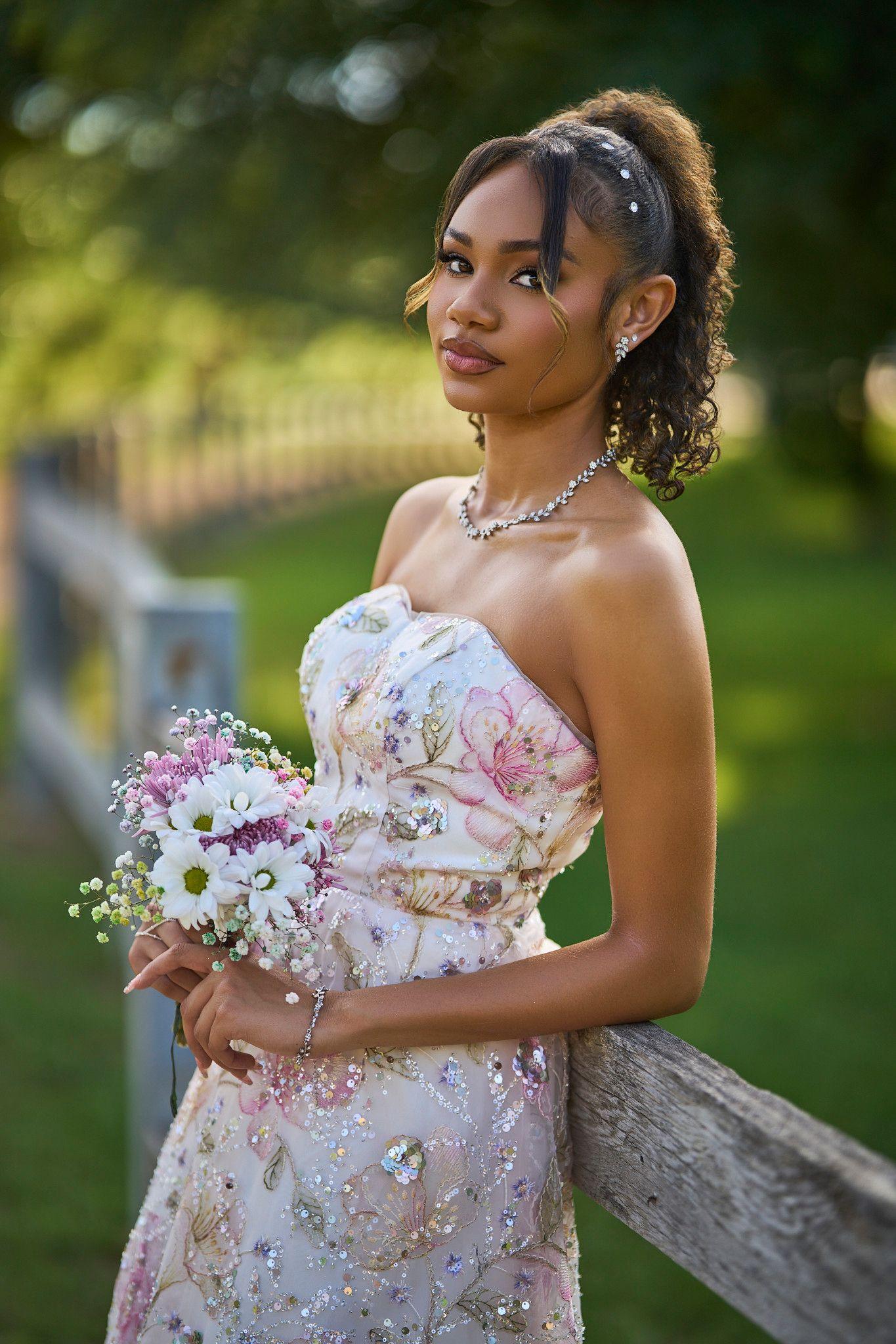 Woman in a white floral gown holding a bouquet of daisies outdoors — Photo retouching, Austin A woman in a white floral gown holding a bouquet of daisies outdoors.